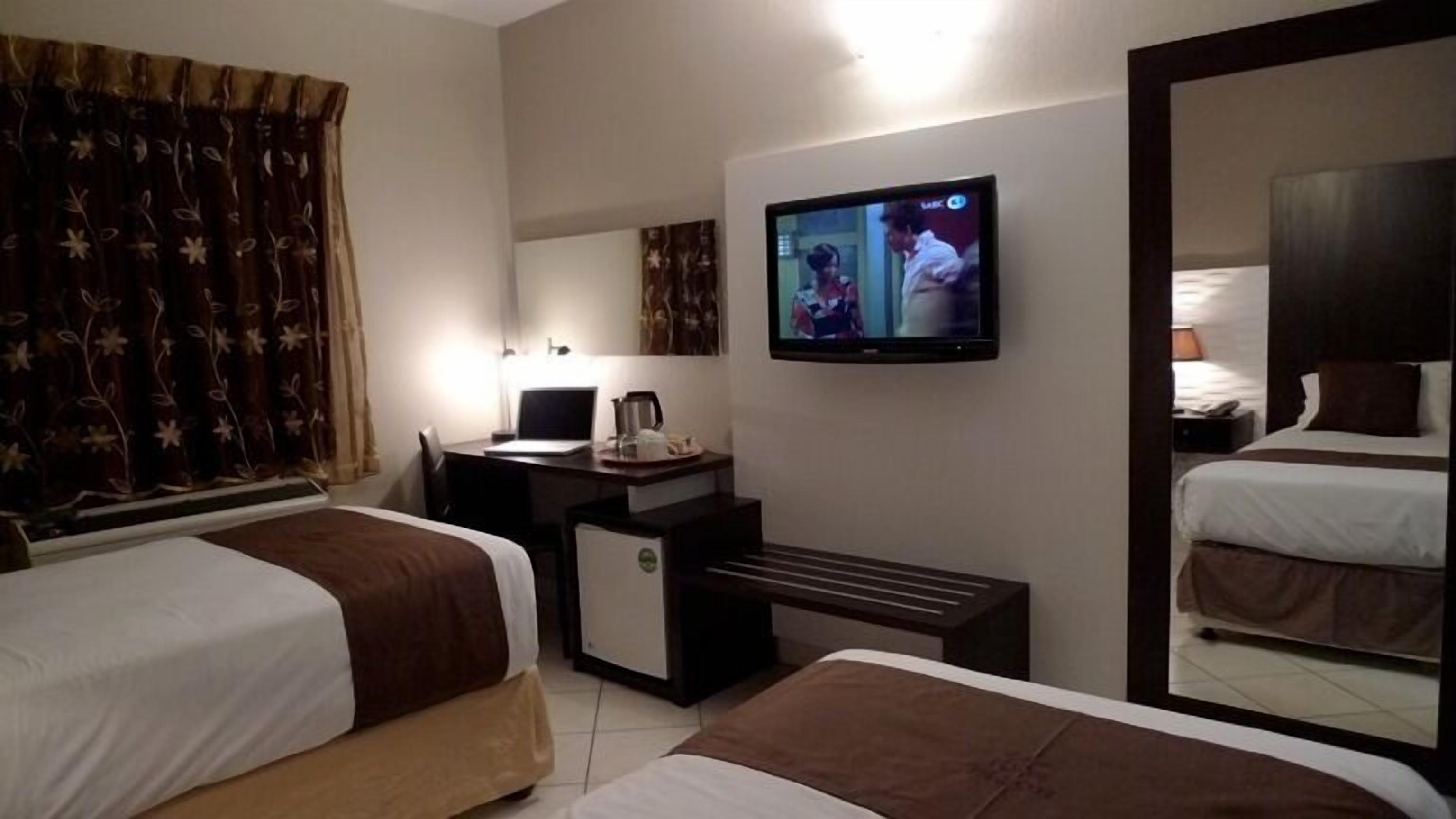 single room | 1 bedroom, premium bedding, minibar, in-room safe
