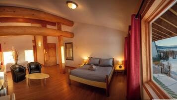 Family Suite | Desk, laptop workspace, WiFi (free), bed sheets
