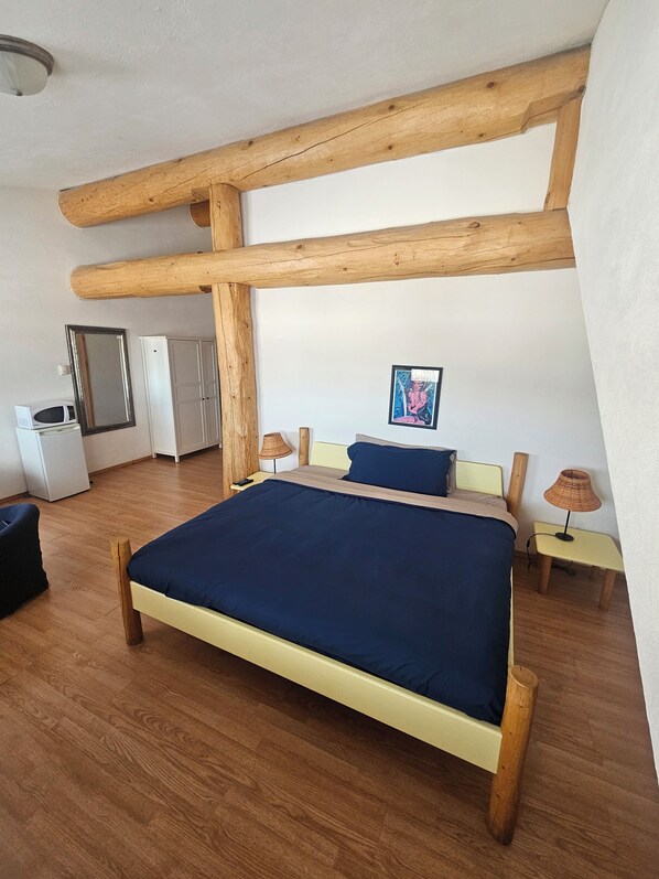 Suite junior, 1 cama de matrimonio grande, bañera de hidromasaje | Ropa de cama de alta calidad, escritorio, wifi gratis