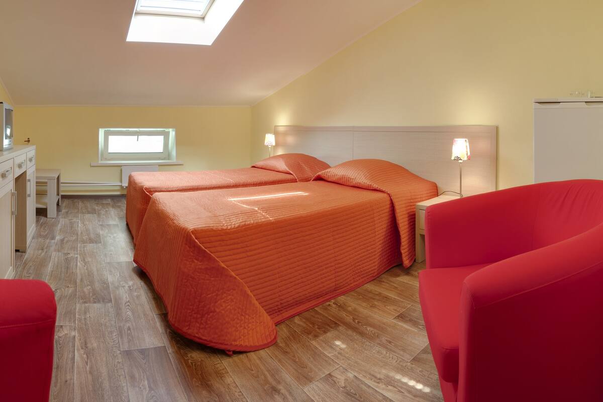 Economy-Zweibettzimmer | Bügeleisen/Bügelbrett, kostenloses WLAN, Bettwäsche