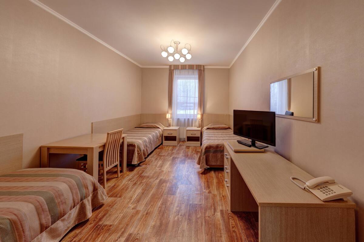 Standard-Dreibettzimmer | Bügeleisen/Bügelbrett, kostenloses WLAN, Bettwäsche