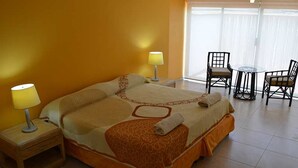 Premium bedding, blackout drapes, iron/ironing board (on request) - Hotel Chachalacas (Úrsulo Galván)