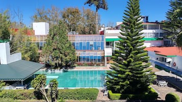 Alberca al aire libre, acceso de 09:00 a 20:00, y camastros