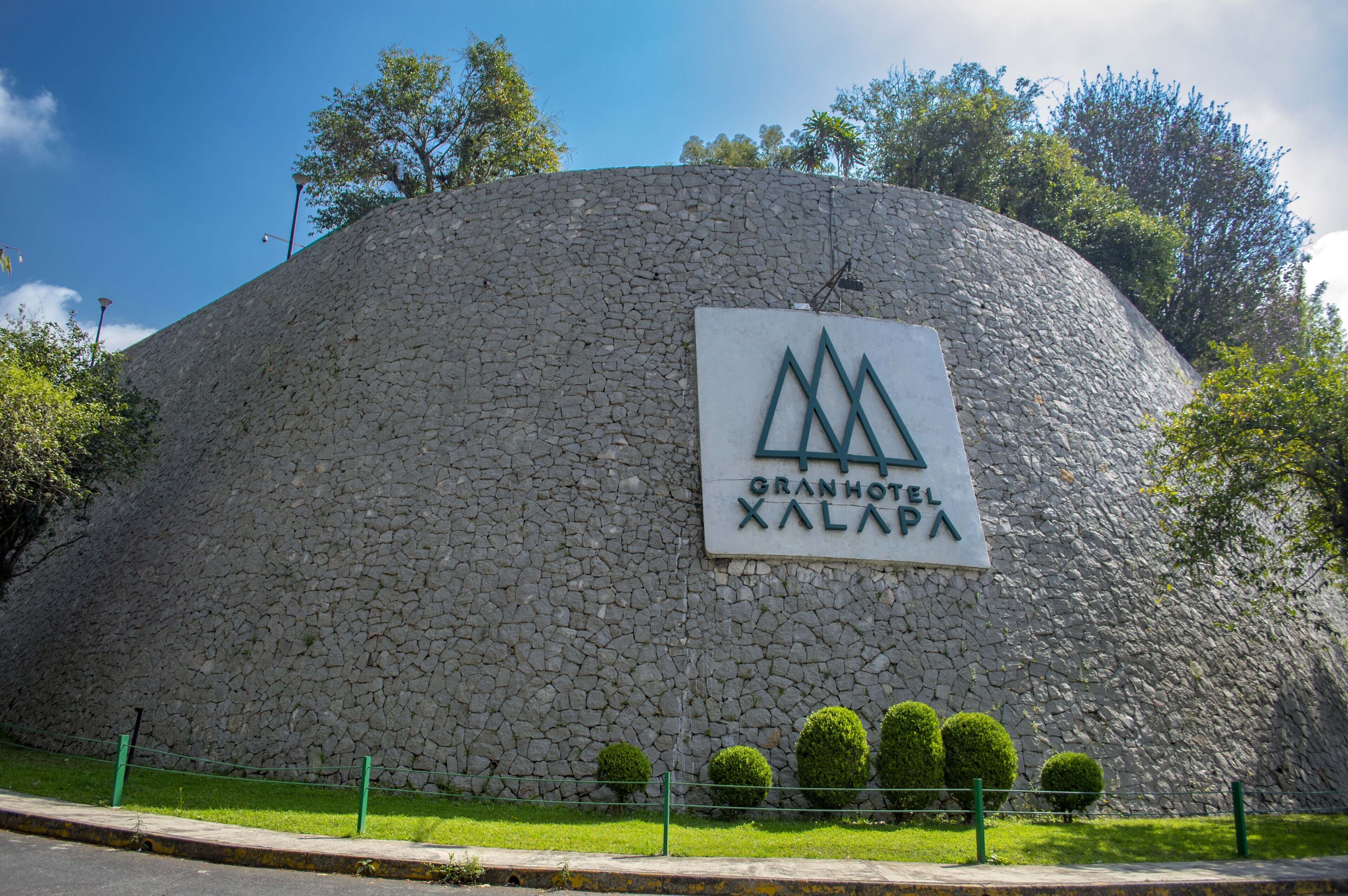 A hotel with a stone exterior and a sign that reads "Granhotel Xalapa".