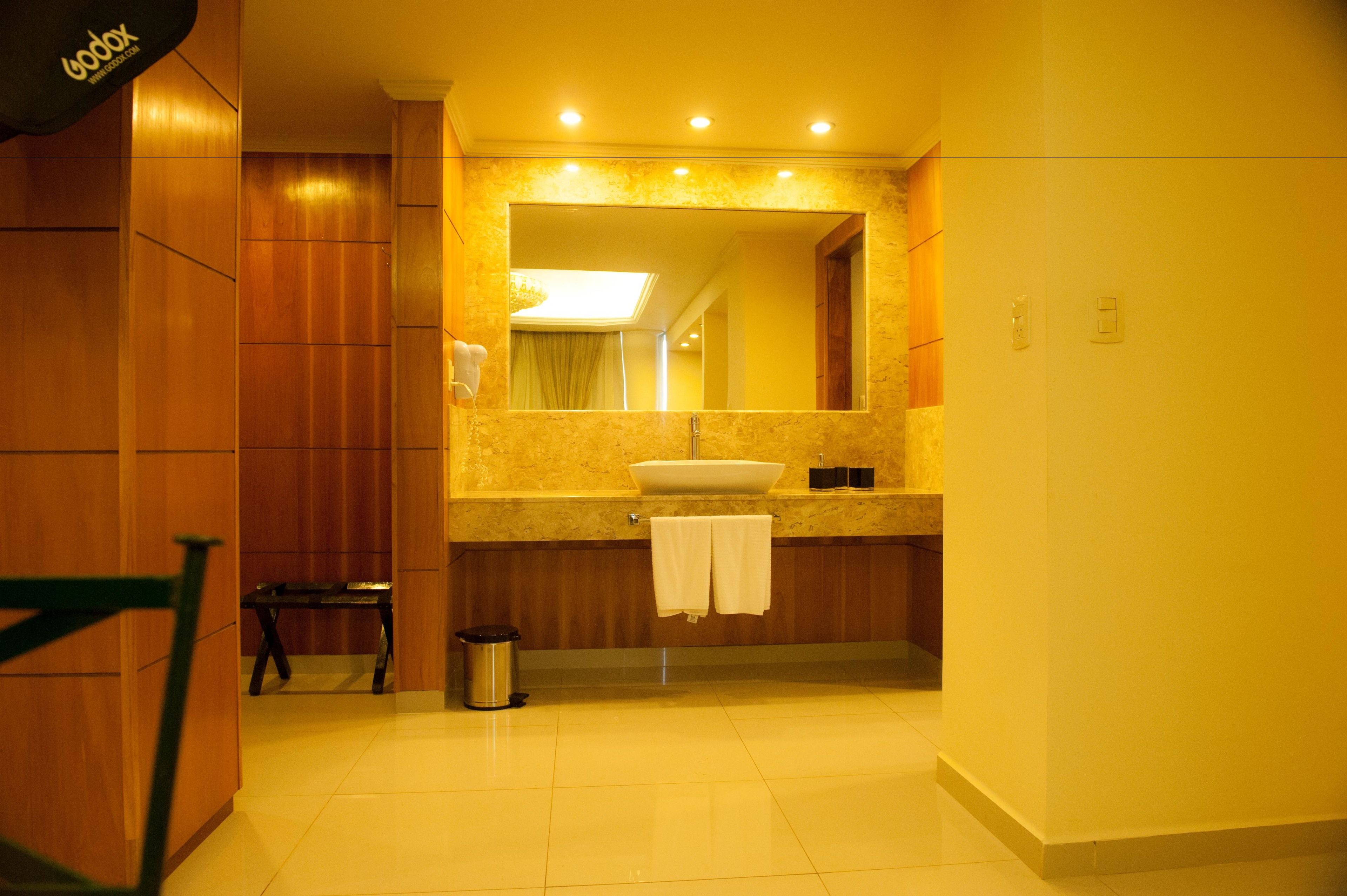 junior suite | bathroom | shower, free toiletries, hair dryer, towels