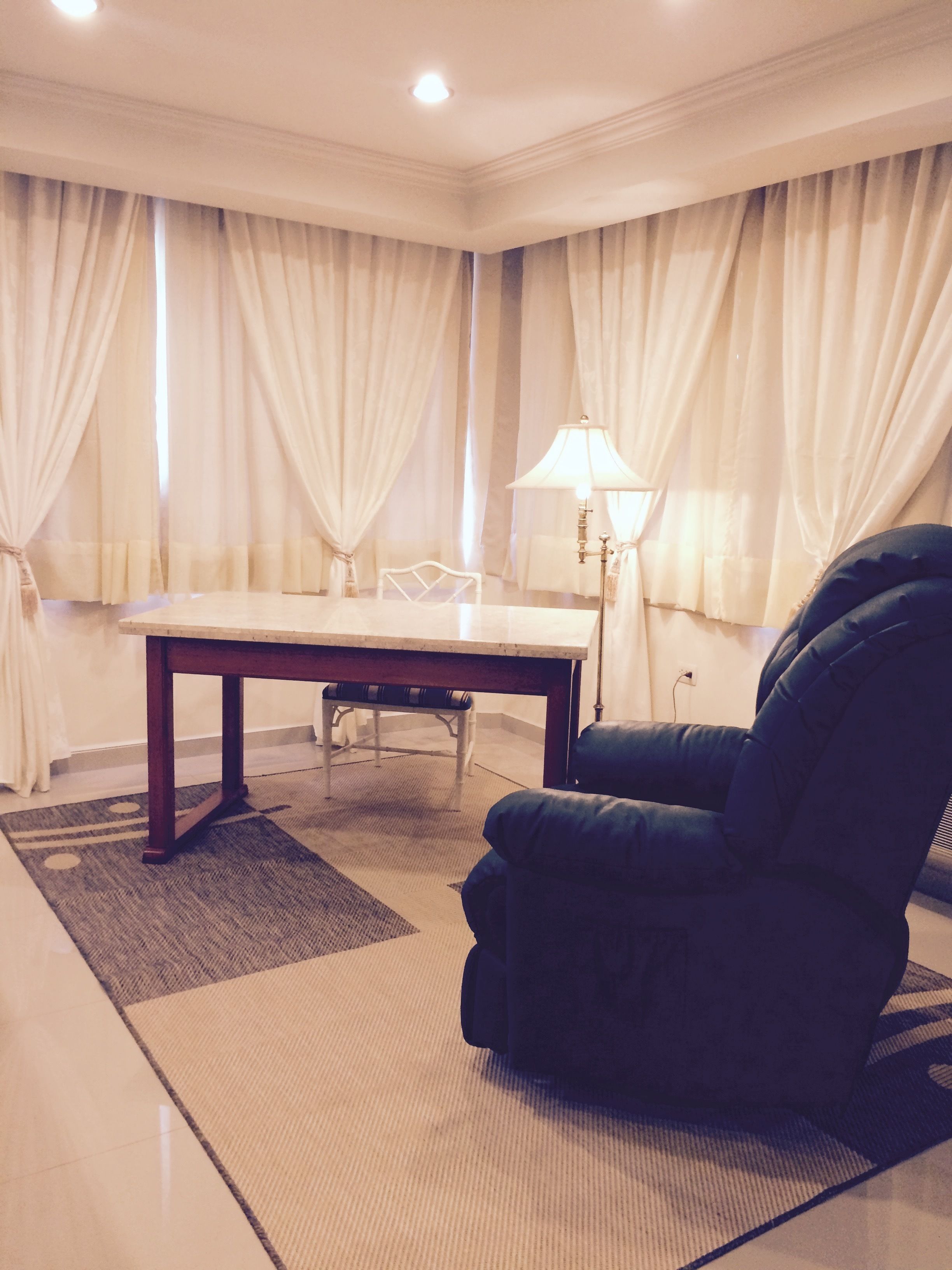 deluxe suite | living room | flat-screen tv