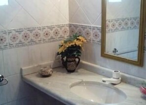 Double Room | Bathroom | Shower, towels - Pousada Utopia (Florianópolis)