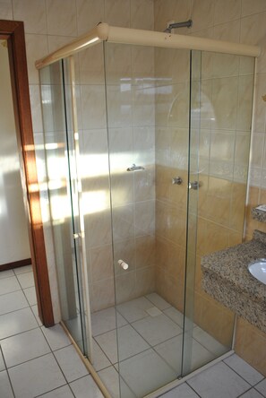 Amenidades de baño gratuitas, secadora de cabello, toallas 