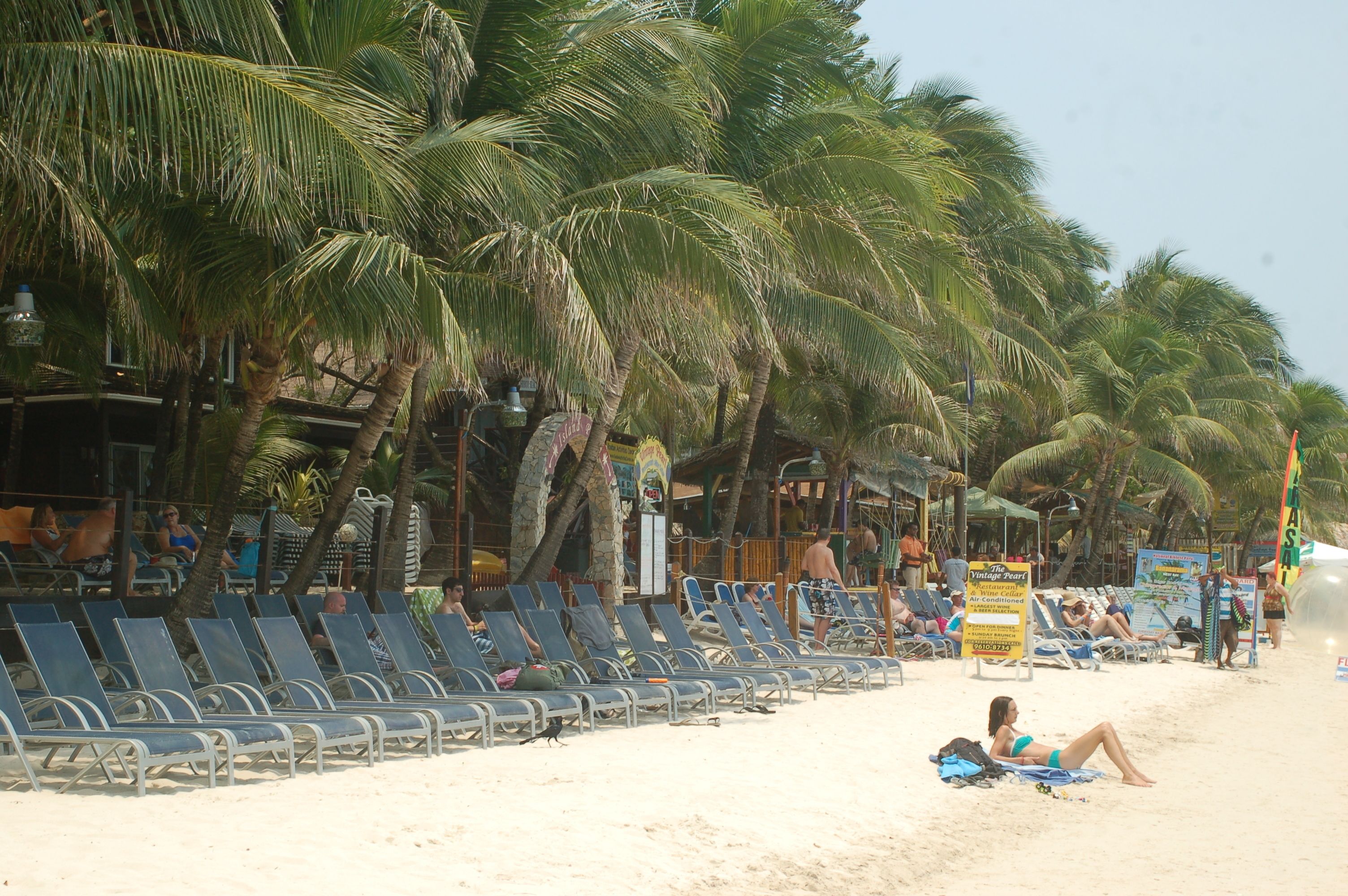 Plage, sable blanc, chaises longues, parasols