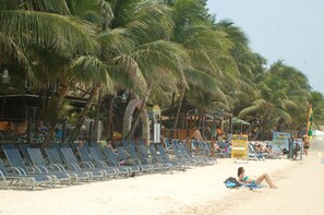 ビーチ、白砂、サンラウンジャー、ビーチパラソル