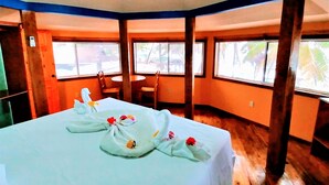 #21 Beachfront, upstairs with a King Bed | 客房景觀