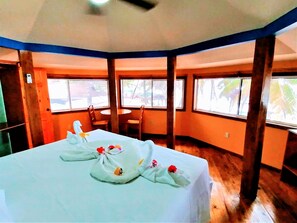 #21 Beachfront, upstairs with a King Bed | Vista desde la habitación