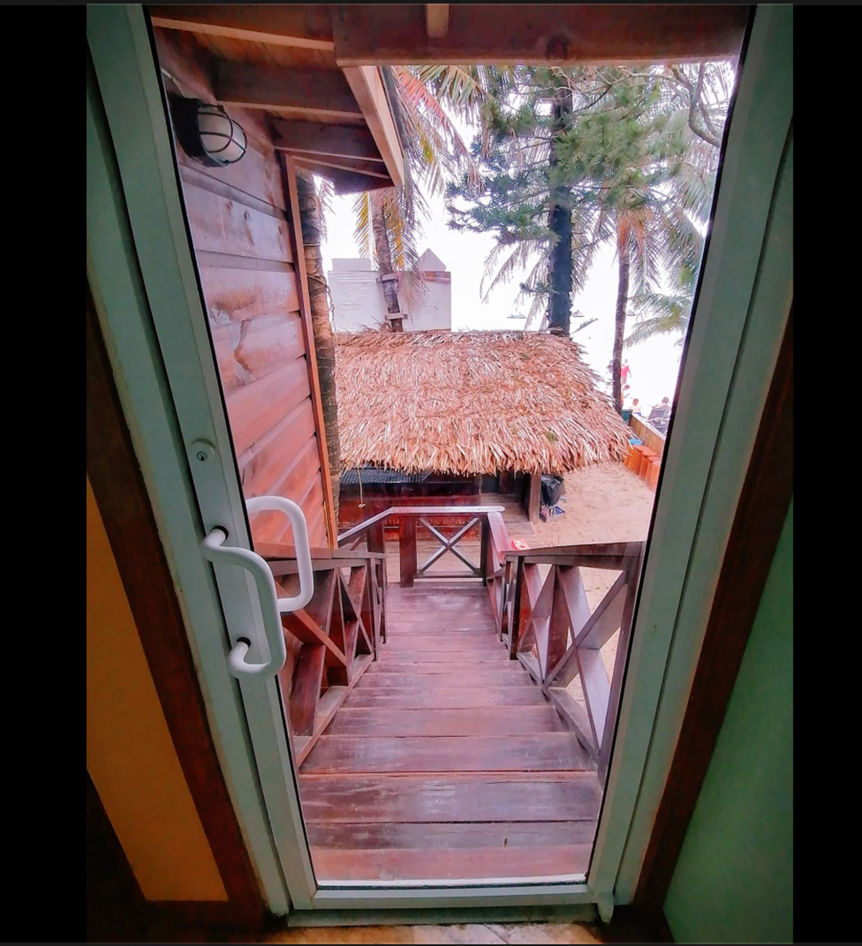 #21 beachfront, upstairs with a king bed | in-room safe, desk, free wifi, bed sheets