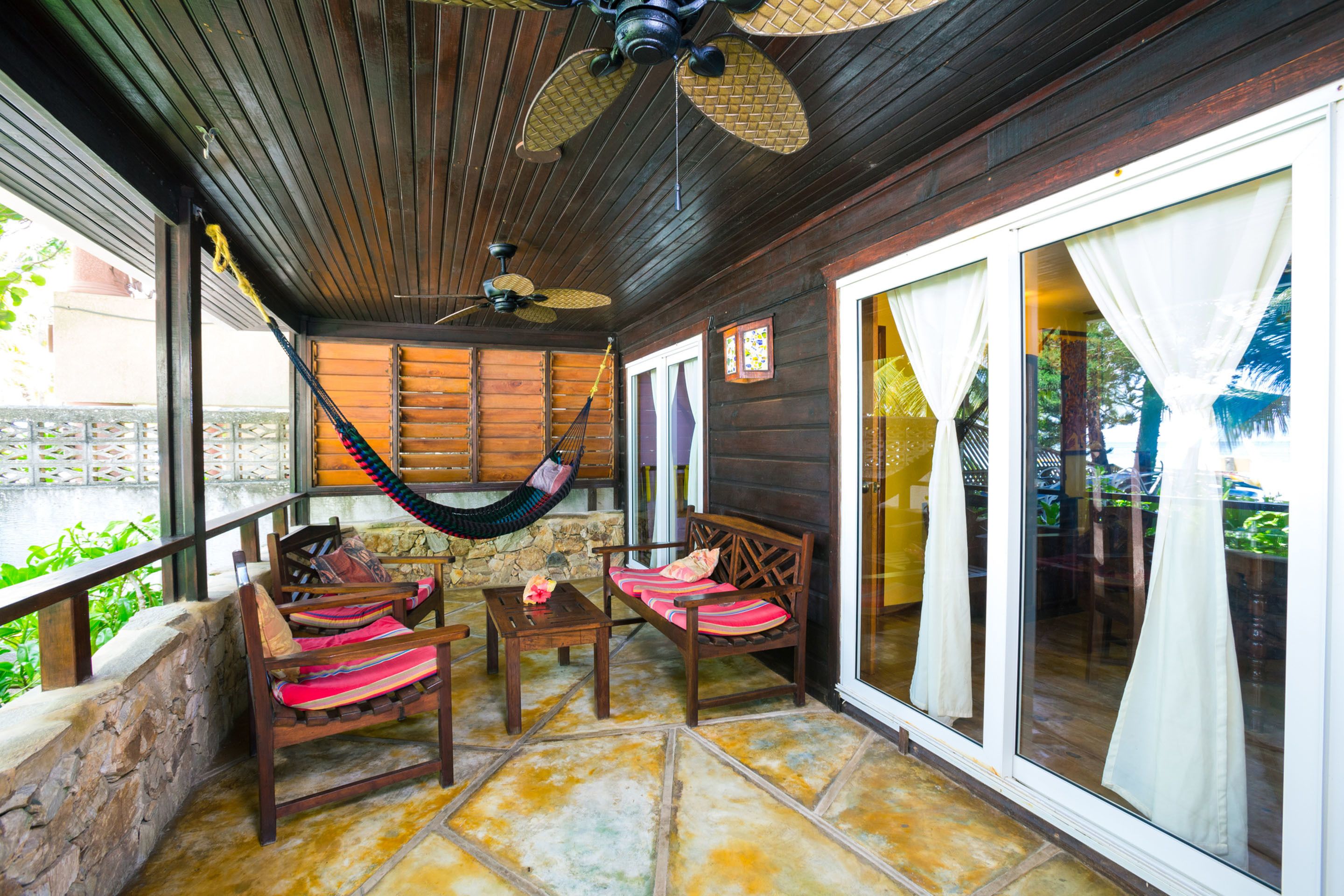 Safe på rommet, skrivebord, wi-fi (inkludert) og sengetøy