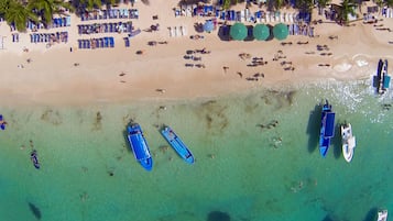 Plage, sable blanc, chaises longues, parasols