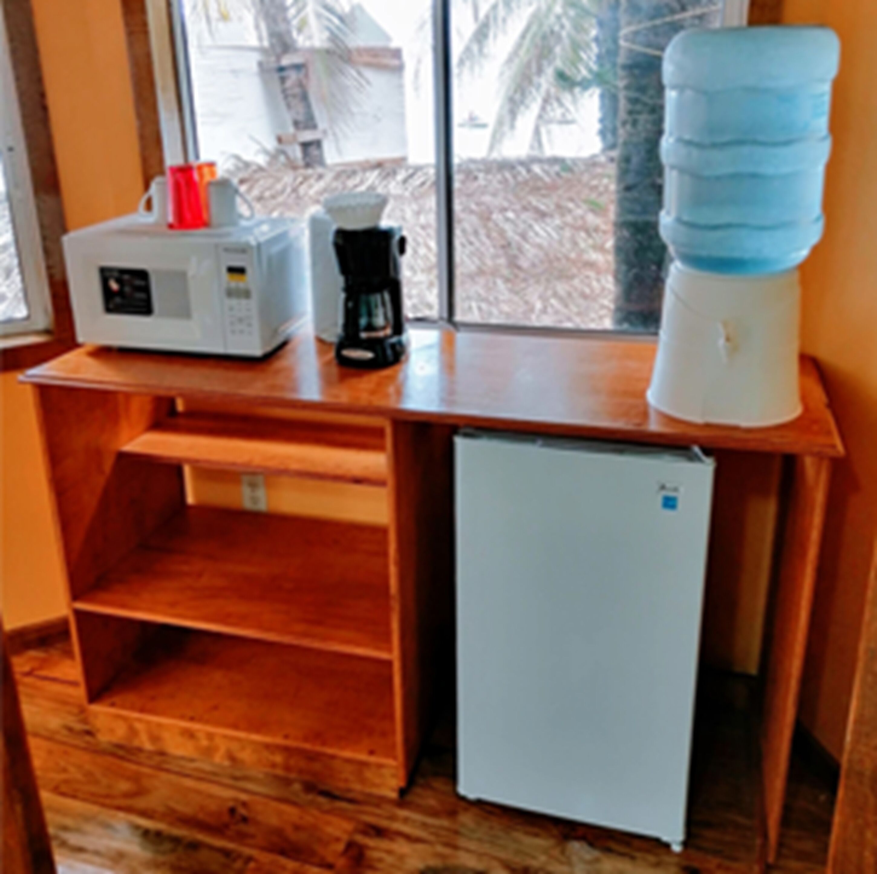 #21 beachfront, upstairs with a king bed | private kitchenette | fridge, microwave, coffee/tea maker