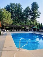 Una piscina al aire libre de temporada