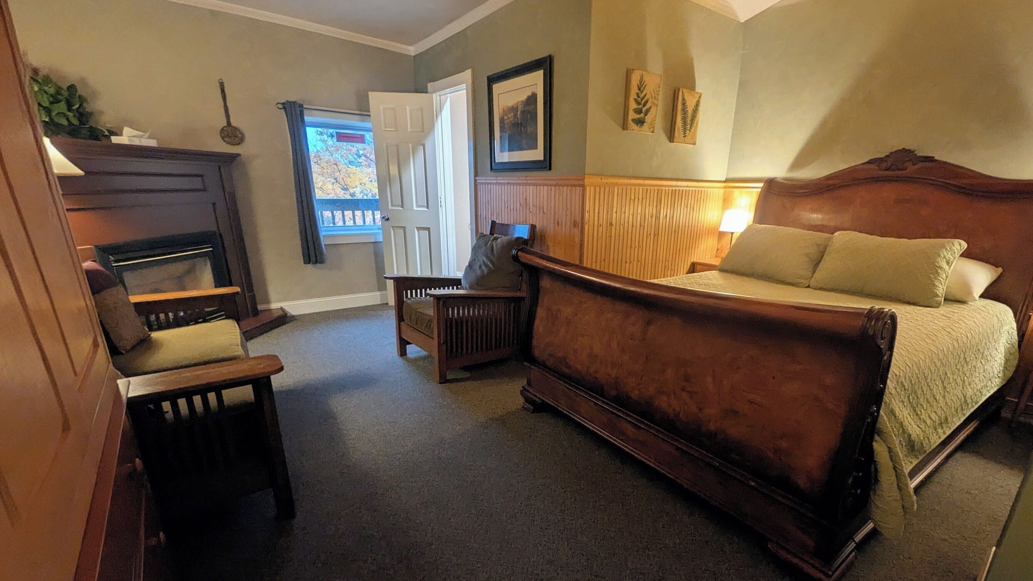 Deluxe Room, 1 Queen Bed, Fireplace