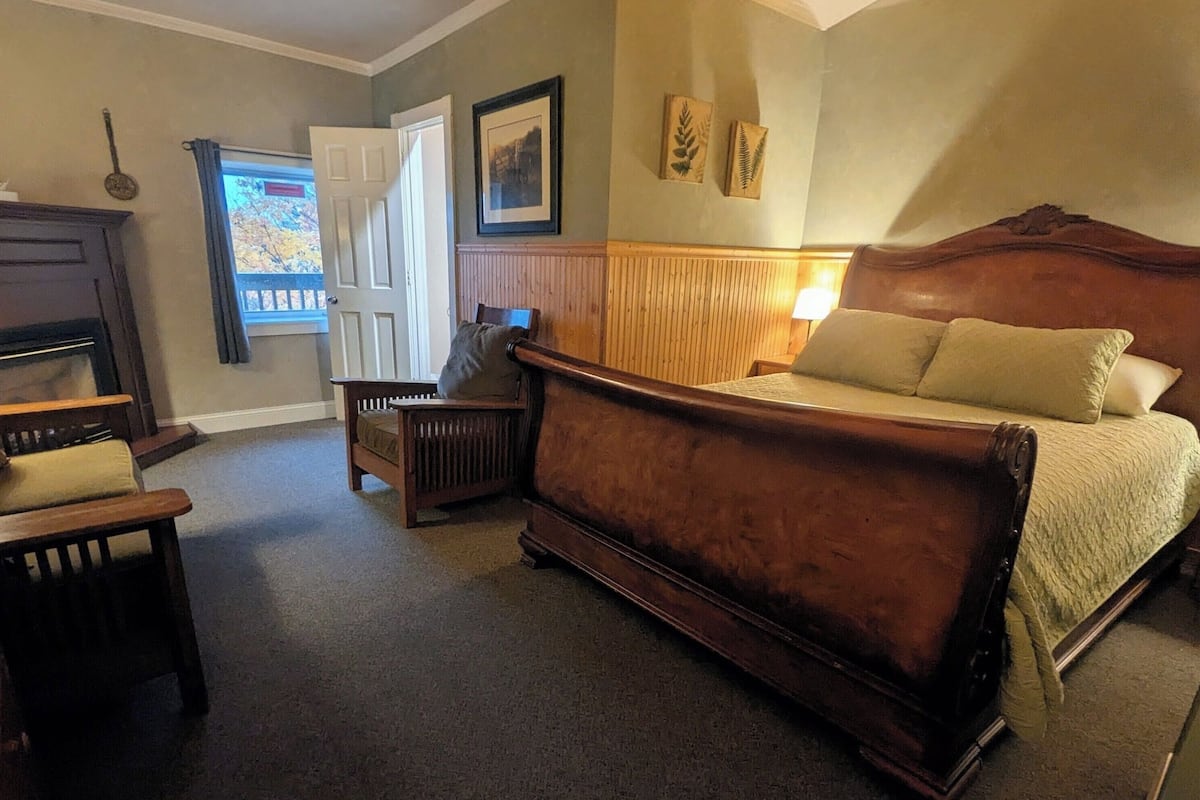 Deluxe Room, 1 Queen Bed, Fireplace | WiFi (free), bed sheets