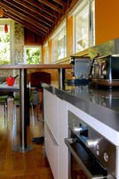 Casa de campo de lujo, 1 cama de matrimonio grande, cocina, vistas a la montaña | Cocina privada | Máquina de café espresso, frigorífico grande y microondas