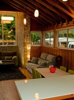 Casa de campo de lujo, 1 cama de matrimonio grande, cocina, vistas a la montaña | Zona de estar | Televisión de pantalla plana de 42 pulgadas con canales por cable