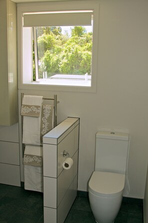 Luxury-Ferienhaus, 1 King-Bett, Küche, Bergblick | Badezimmer | Dusche, Regendusche, kostenlose Toilettenartikel, Haartrockner