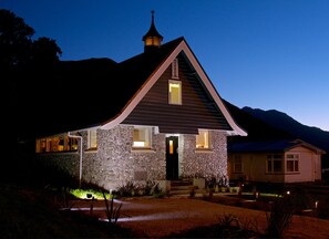 Fassade der Unterkunft – Abend/Nacht