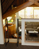 Casa de campo superluxo, 1 cama King, cozinha, vista para a montanha | Área de estar | TV de tela plana 42 polegadas com canais a cabo, TV, DVD player