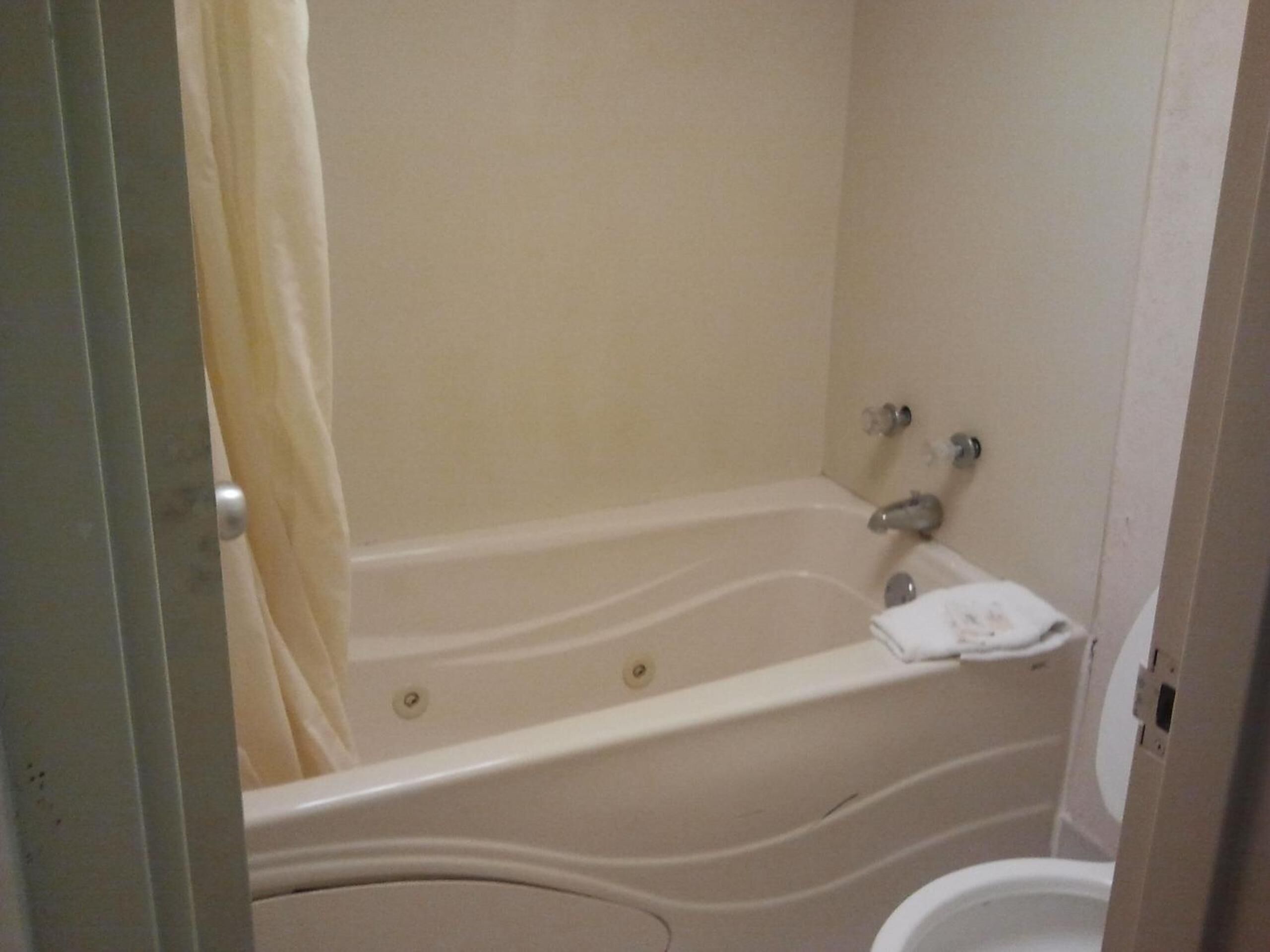 Combined shower/tub, hair dryer, towels