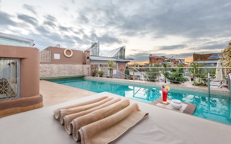 Outdoor pool, sun loungers. Hotel & Ryad Art Place Marrakech