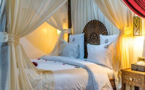 Suite Eksekutif (Art Place) | Minibar, brankas, meja kerja, dan setrika/meja setrika