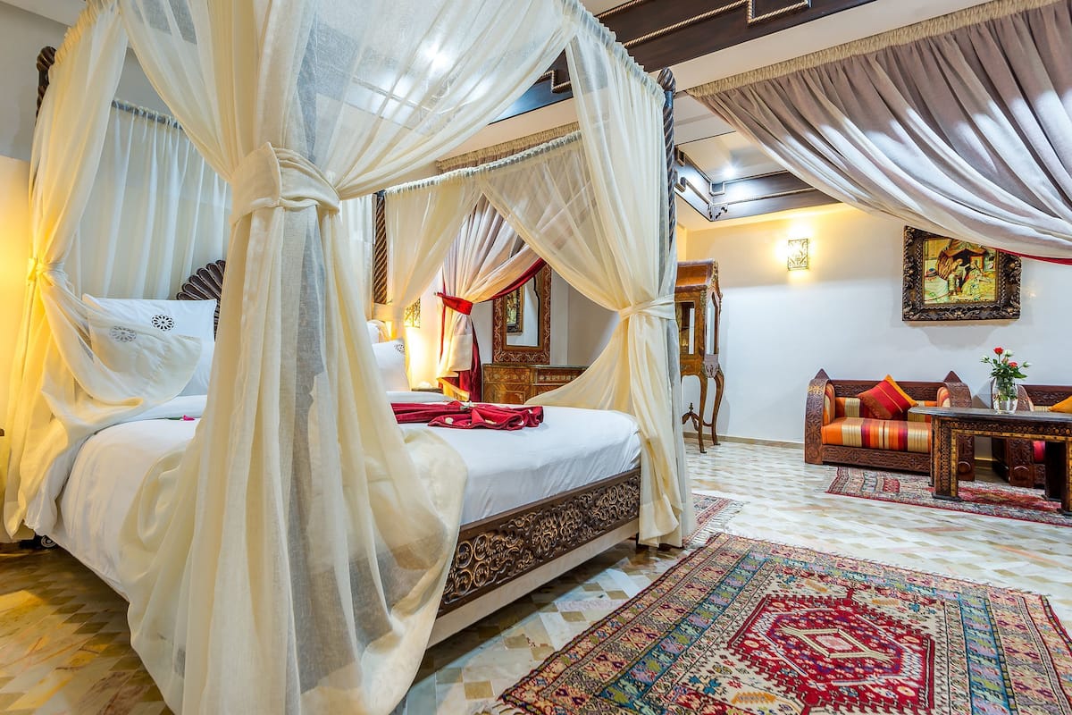 Executive Suite (Art Place) | Minibar, in-room safe, desk, soundproofing