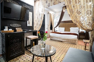 Camera Deluxe con letto matrimoniale o 2 letti singoli | Minibar, una cassaforte in camera, una scrivania, ferro/asse da stiro