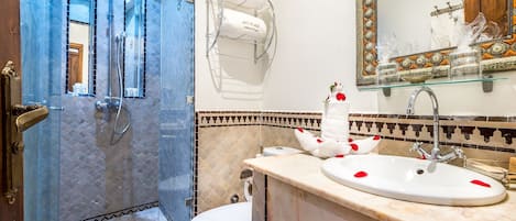 Habitación Deluxe con 1 cama matrimonial o 2 individuales | Baño | Regadera, amenidades de baño gratuitas, secadora de cabello, batas