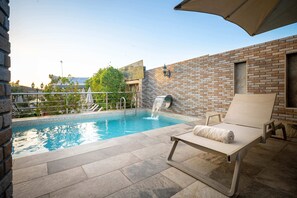 Piscina externa, espreguiçadeiras