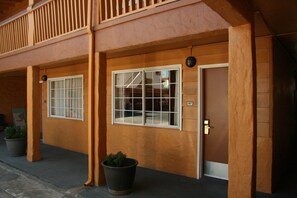Exterior detail - Navajo Lodge (San Diego)