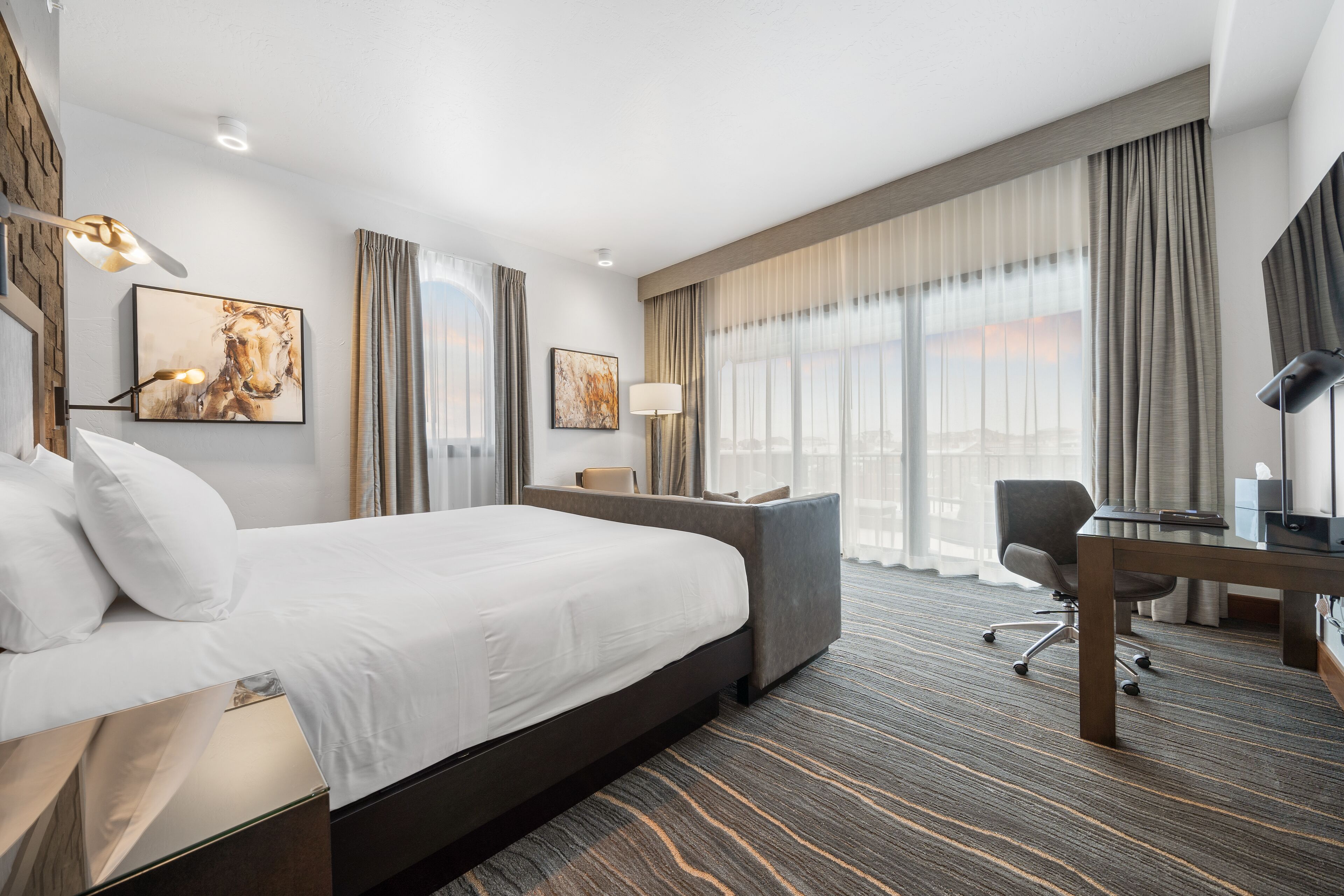 deluxe suite, 1 king bed (deluxe suite) | premium bedding, in-room safe, desk, laptop workspace