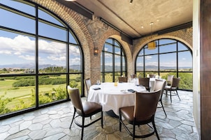 3 restaurants, breakfast, lunch, dinner served; American cuisine