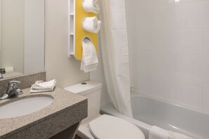 Duschwanne, kostenlose Toilettenartikel, Haartrockner, Handtücher