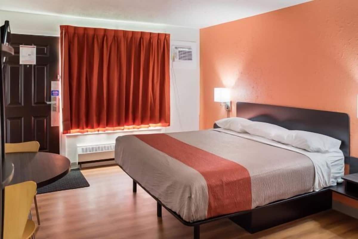 Escritorio, tabla de planchar con plancha, wifi gratis y ropa de cama
