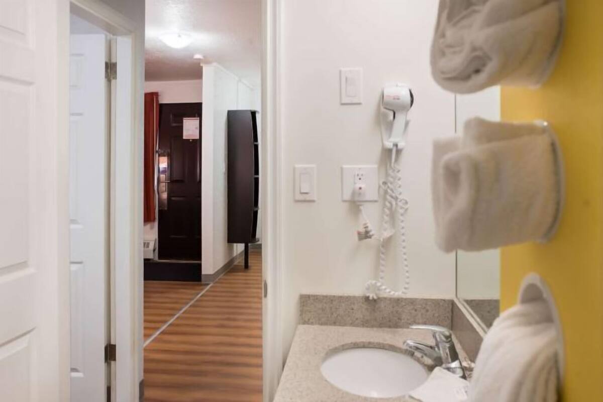 Combined shower/bathtub, free toiletries, hair dryer, towels