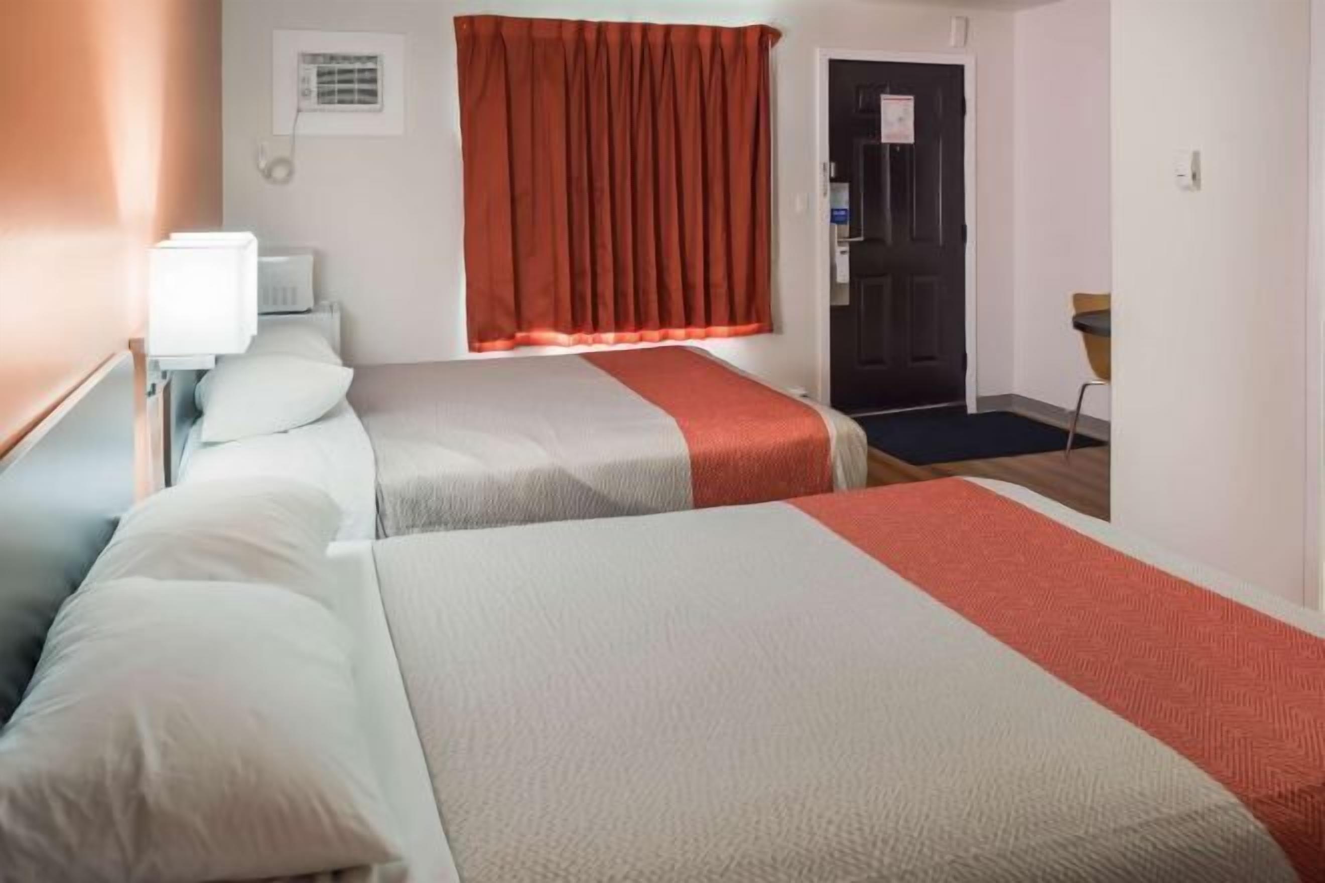 Bureau, fer et planche à repasser, Wi-Fi gratuit, draps fournis