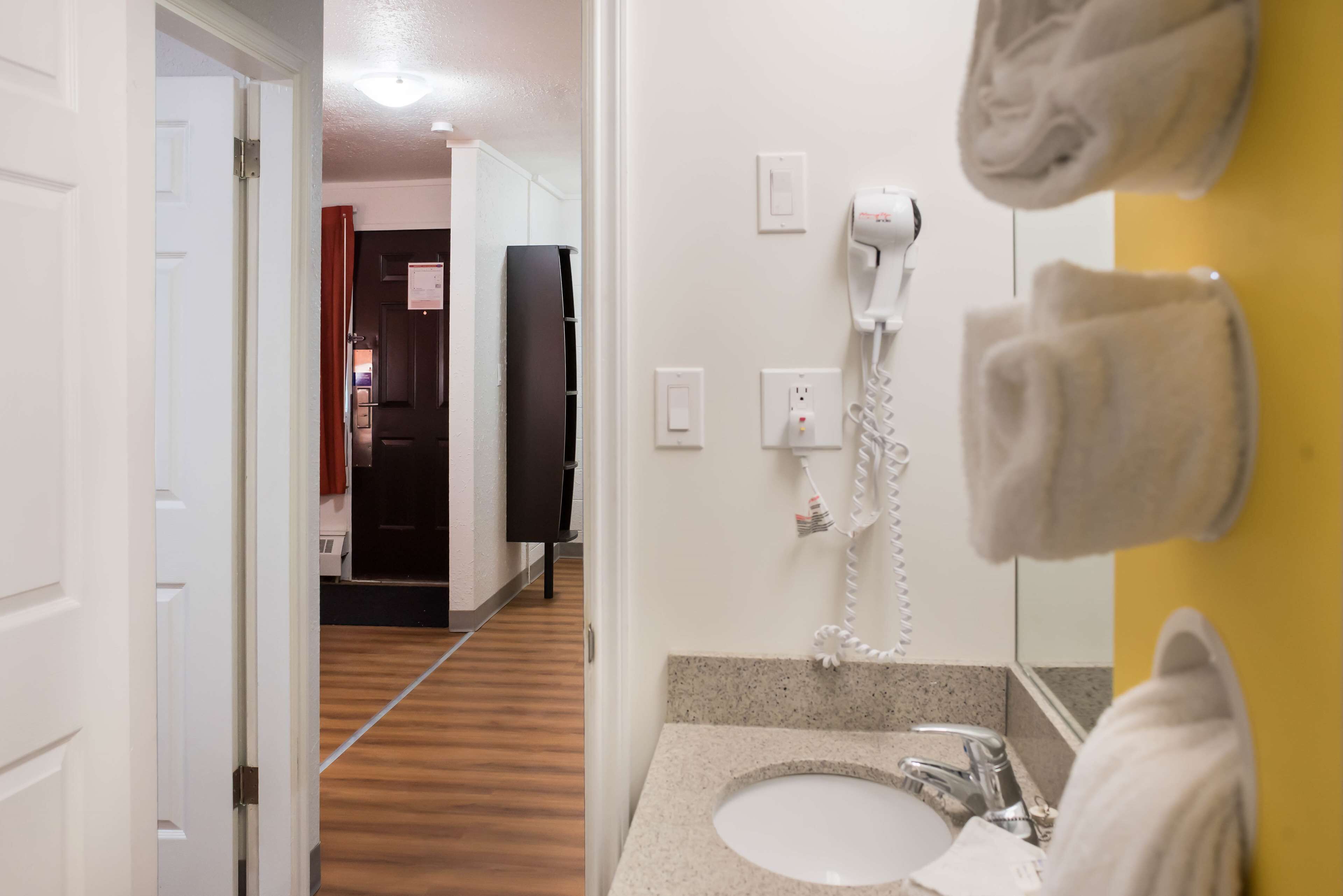 Duschwanne, kostenlose Toilettenartikel, Haartrockner, Handtücher