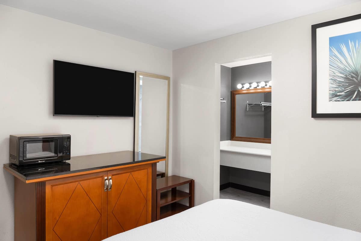 Habitación, 1 cama doble, no fumadores | Escritorio, tabla de planchar con plancha, ropa de cama