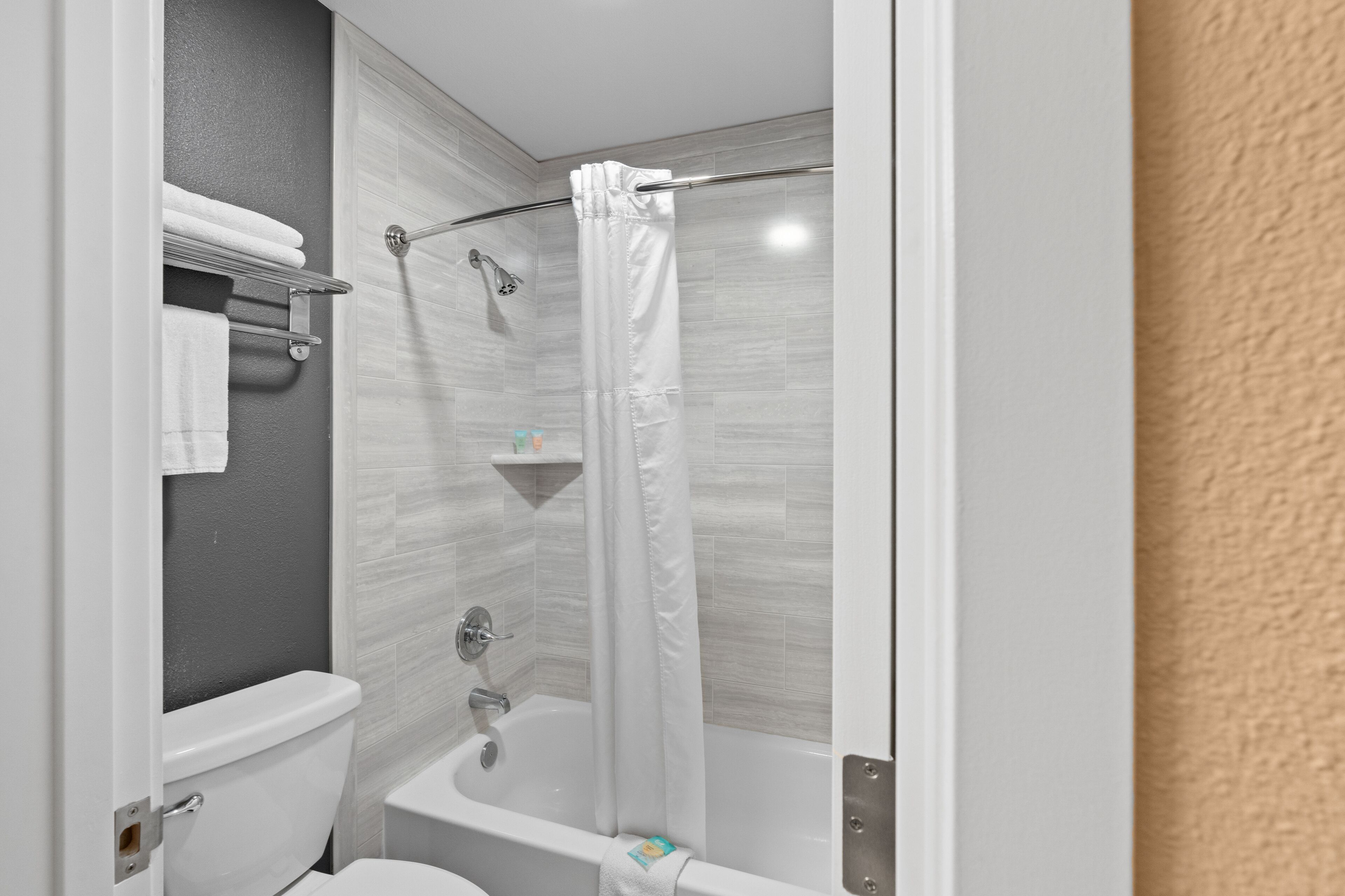 Combined shower/tub, hair dryer, towels