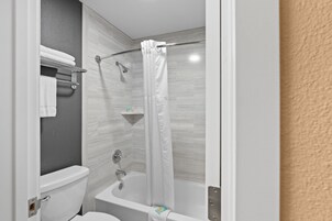 Bañera con ducha, secador de pelo, toallas