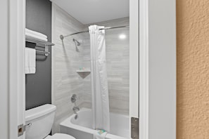 Ensemble baignoire-douche, séchoir à cheveux, serviettes fournies