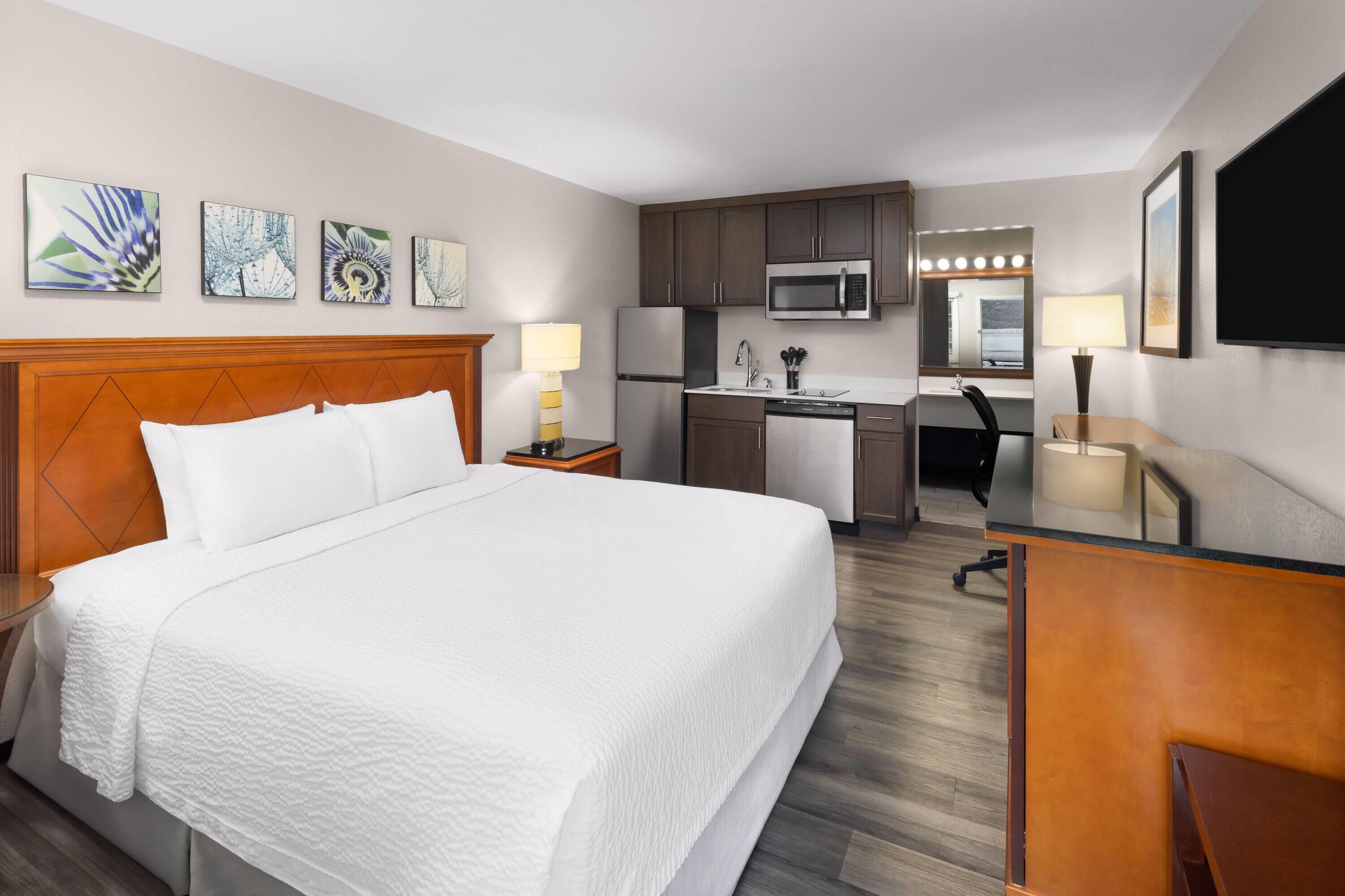 华丽客房, 1 张特大床, 无烟房 | 办公桌、熨斗/熨板、床单