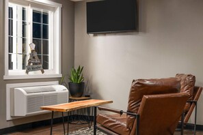 Lobby - Basecamp Puyallup a Travelodge by Wyndham (Puyallup)