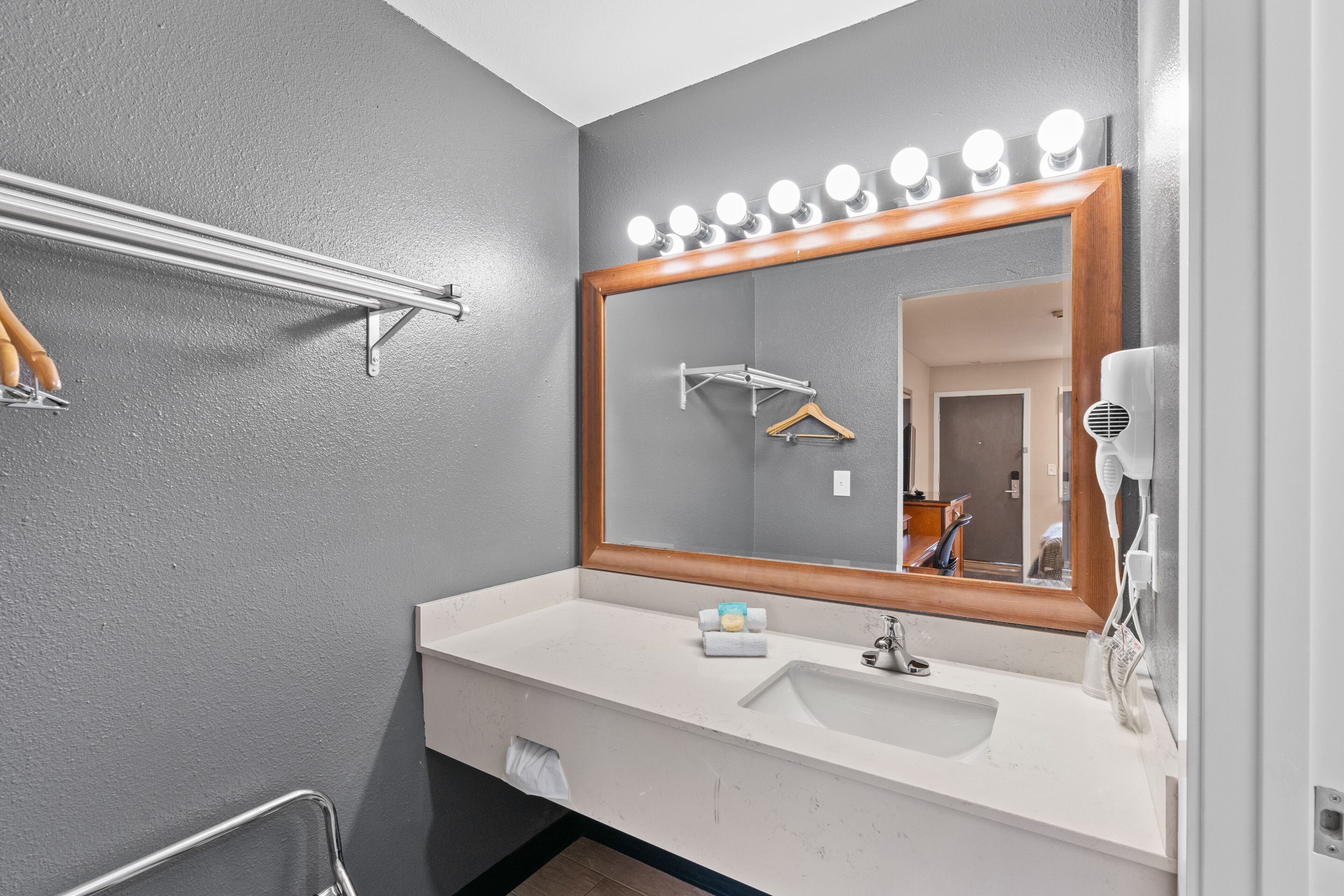 Combined shower/bathtub, hair dryer, towels